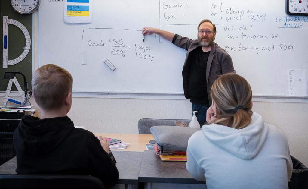 Högstadieelever föjer en genomgång i matematik på tavlan